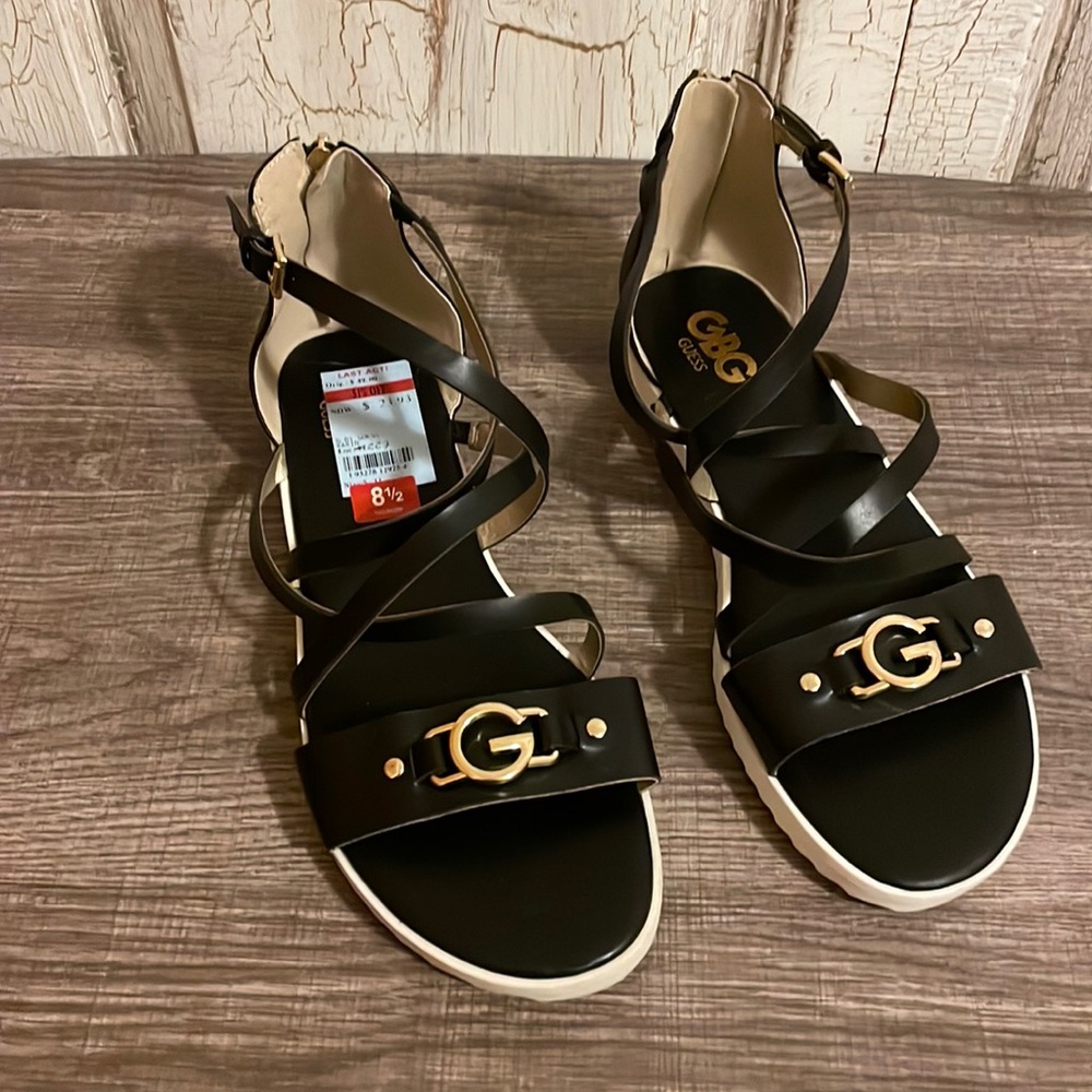 Guess woman’s strapped sandals